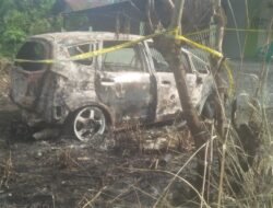 Geram, Mobil Milik Diduga Pengedar Narkoba Dibakar Massa