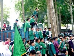 Ribuan Warga Al Washliyah Sumut Geruduk Kantor Bupati Deli Serdang, Pagar Dirobohkan