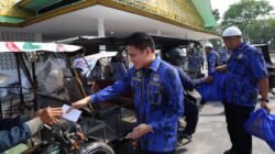 Ricky Anthony Bagikan 250 Bingkisan Lebaran kepada Penarik Becak di Stabat