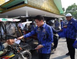 Ricky Anthony Bagikan 250 Bingkisan Lebaran kepada Penarik Becak di Stabat