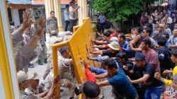 Gerbang Dirubuhkan, Ribuan Massa Geruduk Kantor Bupati dan DPRD Langkat